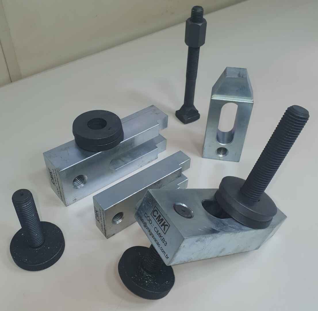 Presilhas, parafusos para calço, porca T, parafusos T, arruelas etc