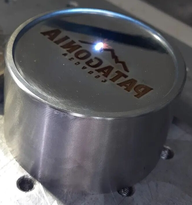 Peça sendo gravada a laser