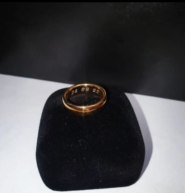 Anel dourado com gravação interna
